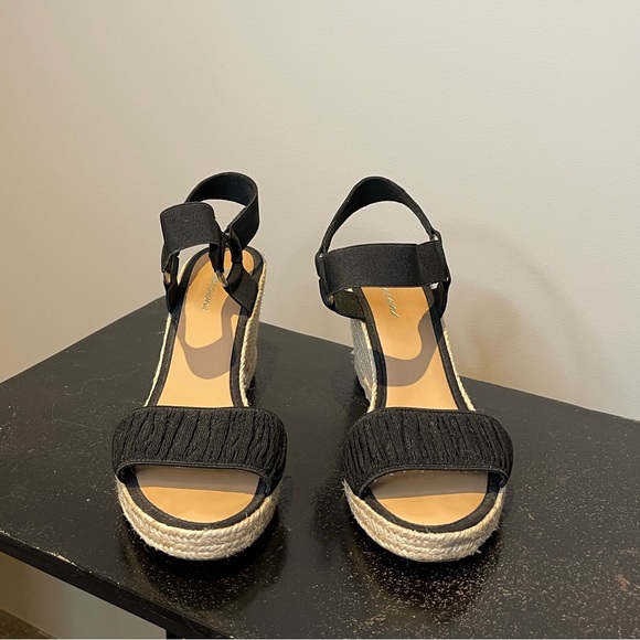 Brown’s Hudson Wedges - Picture 5 of 11